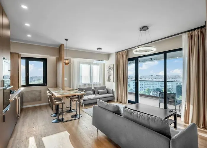 Majestic Skyline Apartment