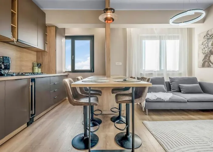 Majestic Skyline Apartment