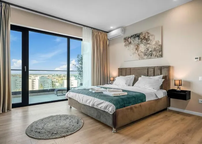 Majestic Skyline Apartment *